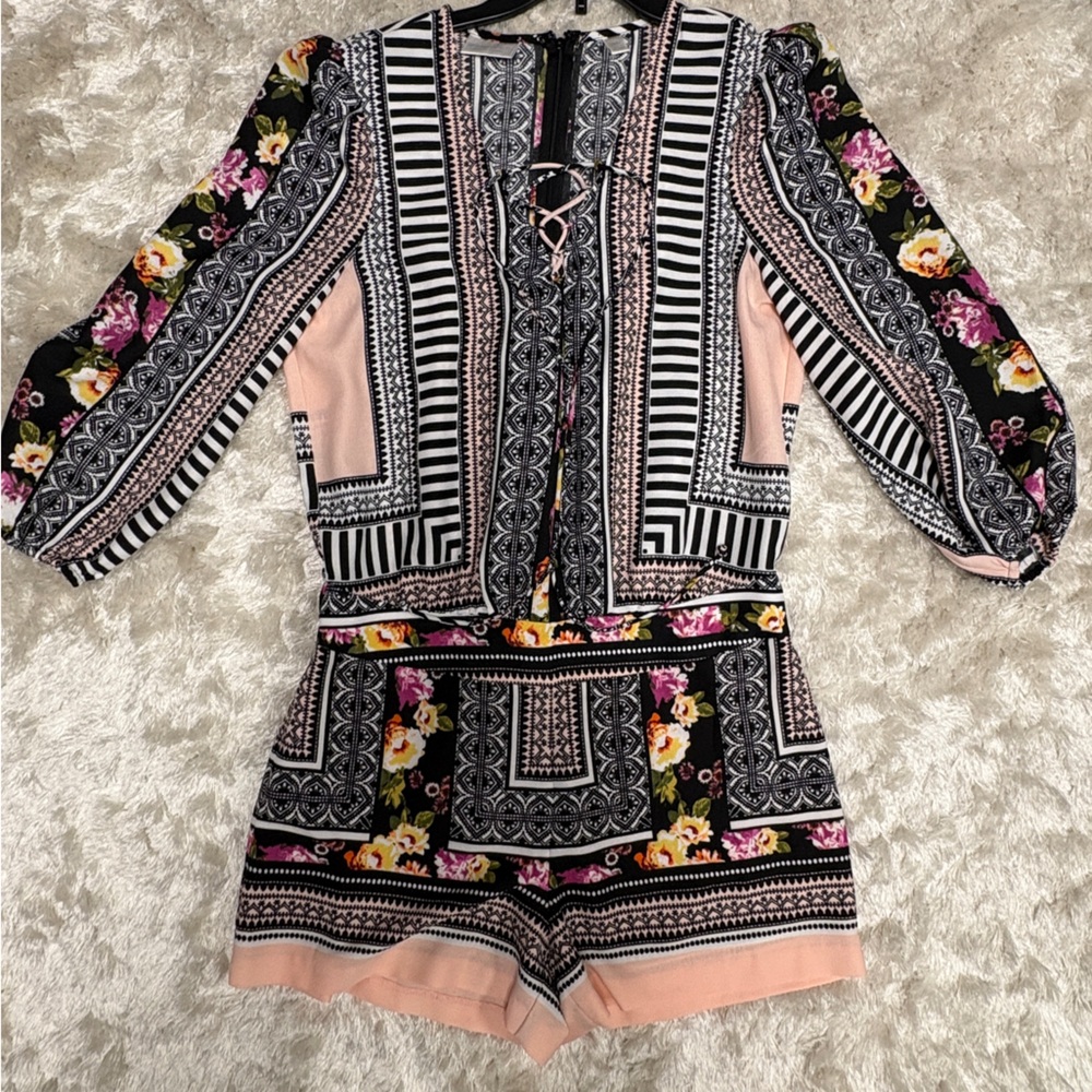 Bisou Bisou Geometric and Floral Patterned Long sleeve Printed romper: Like New